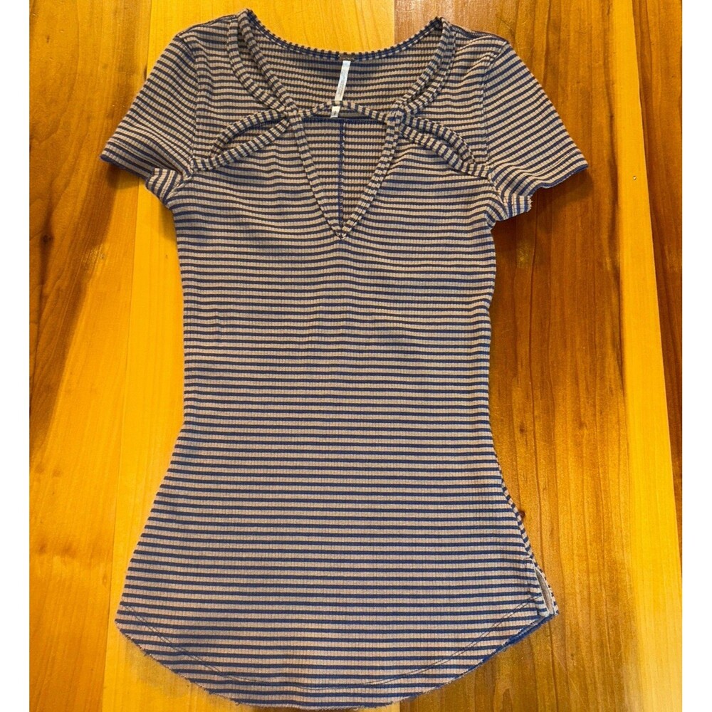 Free People Women’s Top T-shirt.  Size Small. Short Sleeve. V Neck. Stretch